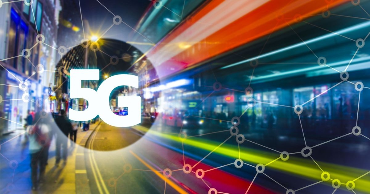 Wichtig für die 5G-Reichweite ist die Funkfrequenz Digitale Komposition des Schriftzugs 5G vor einer Netzstruktur und Nachtlichtern einer Großstadt