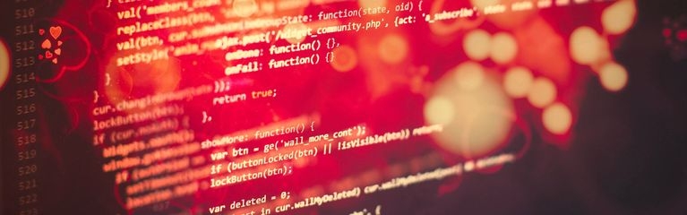 Mehrere Quellcodes transparent überlagert mit eingeblendeten Lichtpunkten auf einem Display.