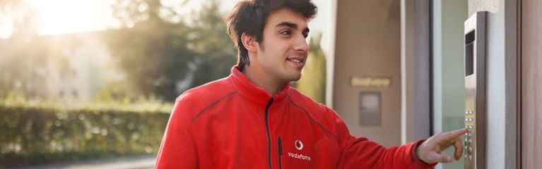 Ein Vodafone Service-Mitarbeiter klingelt an der Tür