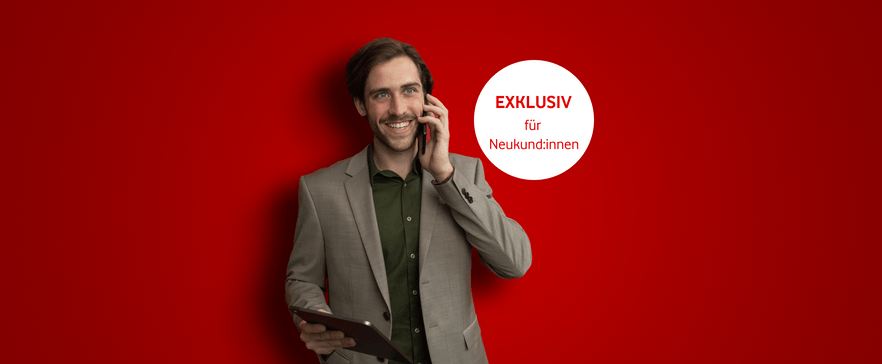 Junger Geschäftsmann mit Handy und Tablet