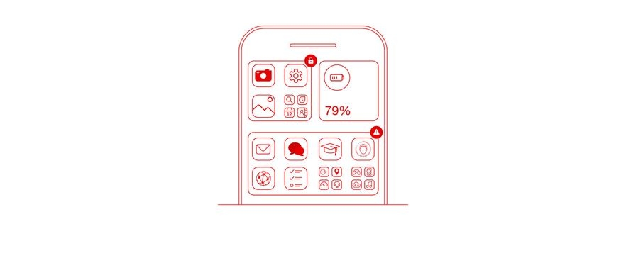 Frau schützt Handy vor App-Gefahren