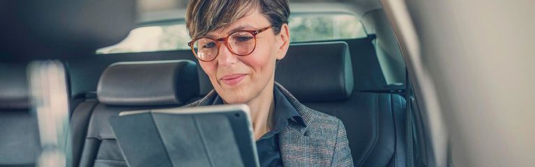 Frau nutzt Multi-Cloud